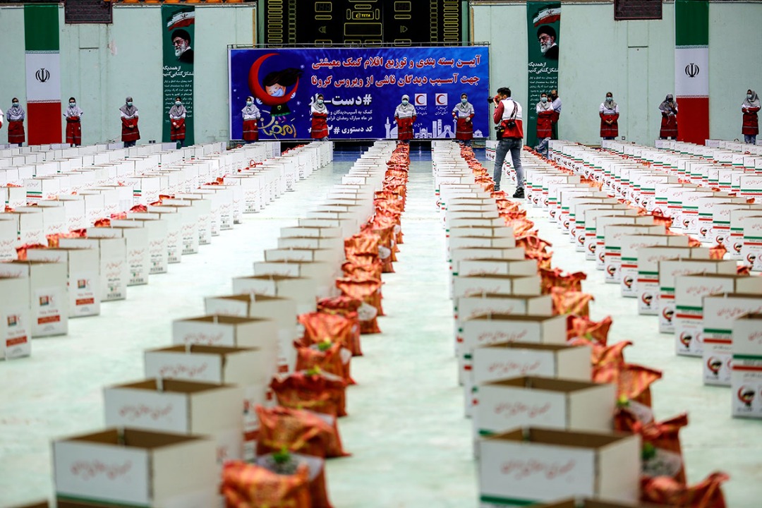 ۵ هزار بسته معیشتی و ۱۵ هزار بسته بهداشتی آماده توزیع میان نیازمندان و بیماران خاص استان تهران/ گزارش تصویری